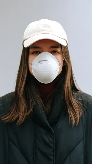 Chica con mascarilla Chica con mascarilla