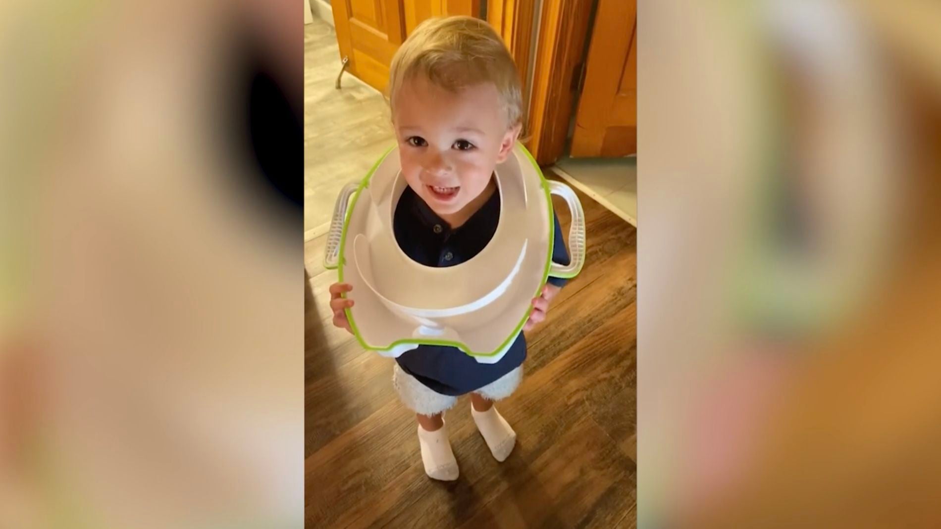 Se le queda el asiento del inodoro atrapado en la cabeza a un ni&ntilde;o de dos a&ntilde;os