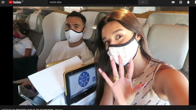 Sergi y Marta, en el vuelo de ida a Dubai.
