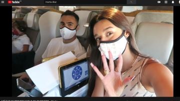 Sergi y Marta, en el vuelo de ida a Dubai.