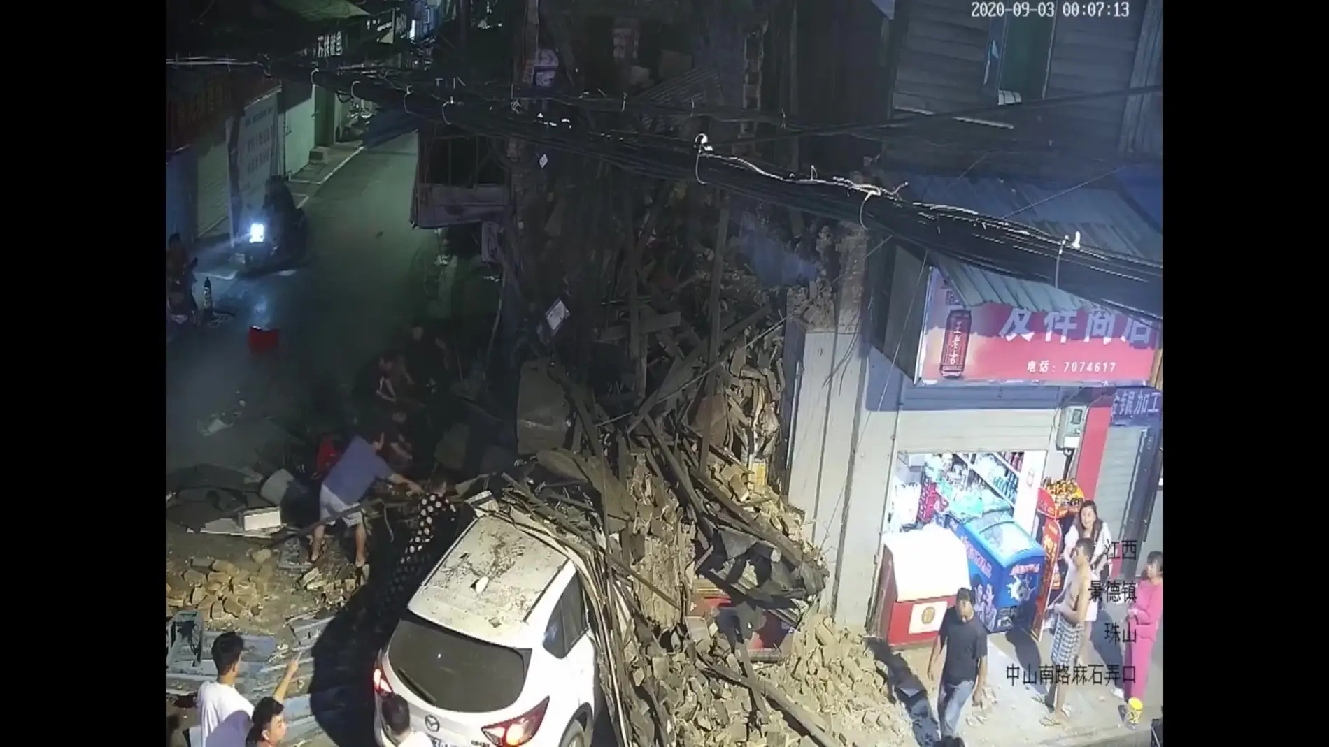 Un coche destroza una tienda al chocar con ella y provoca dos heridos