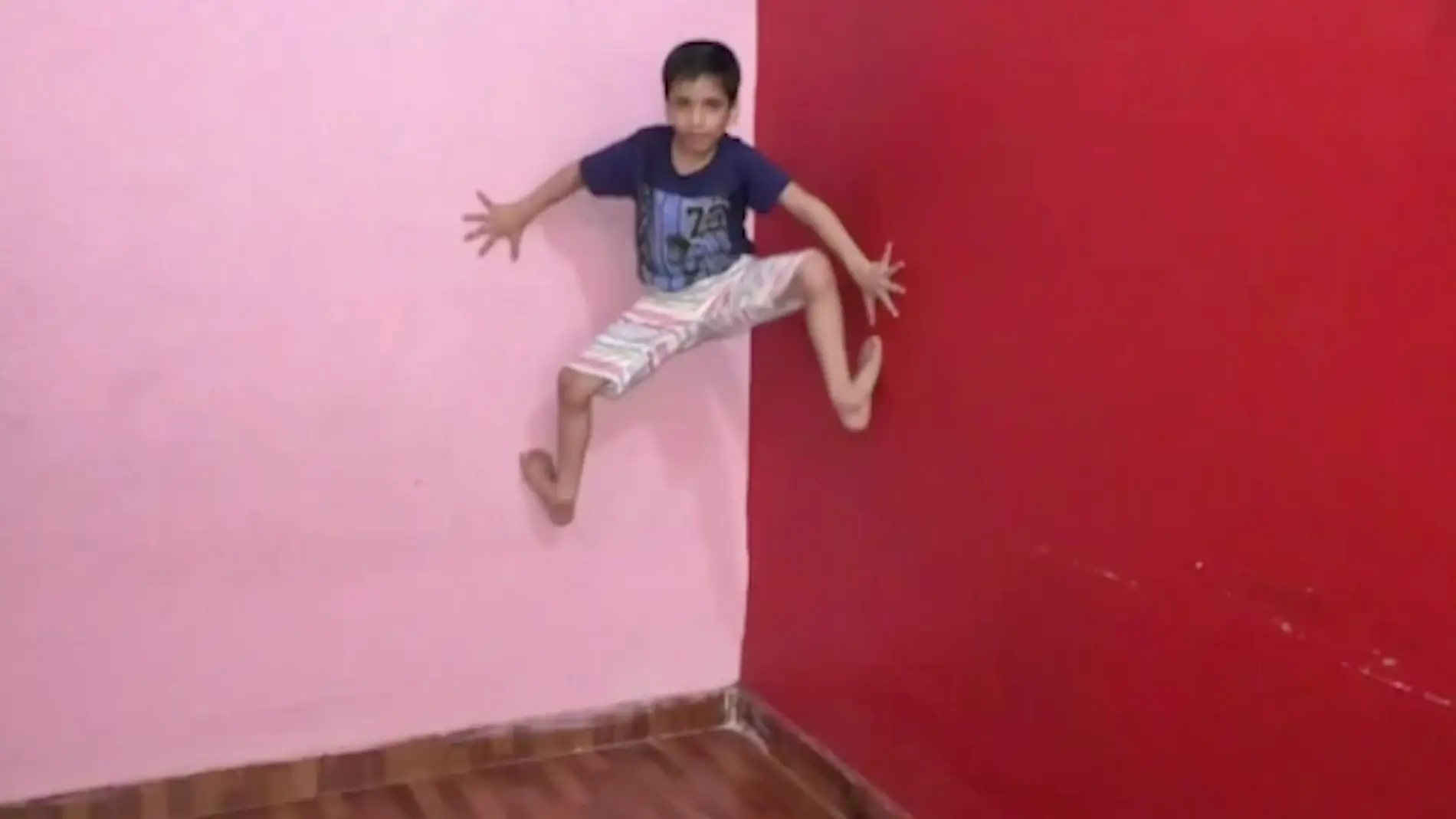El niño araña de la vida real escala paredes de 3 metros 