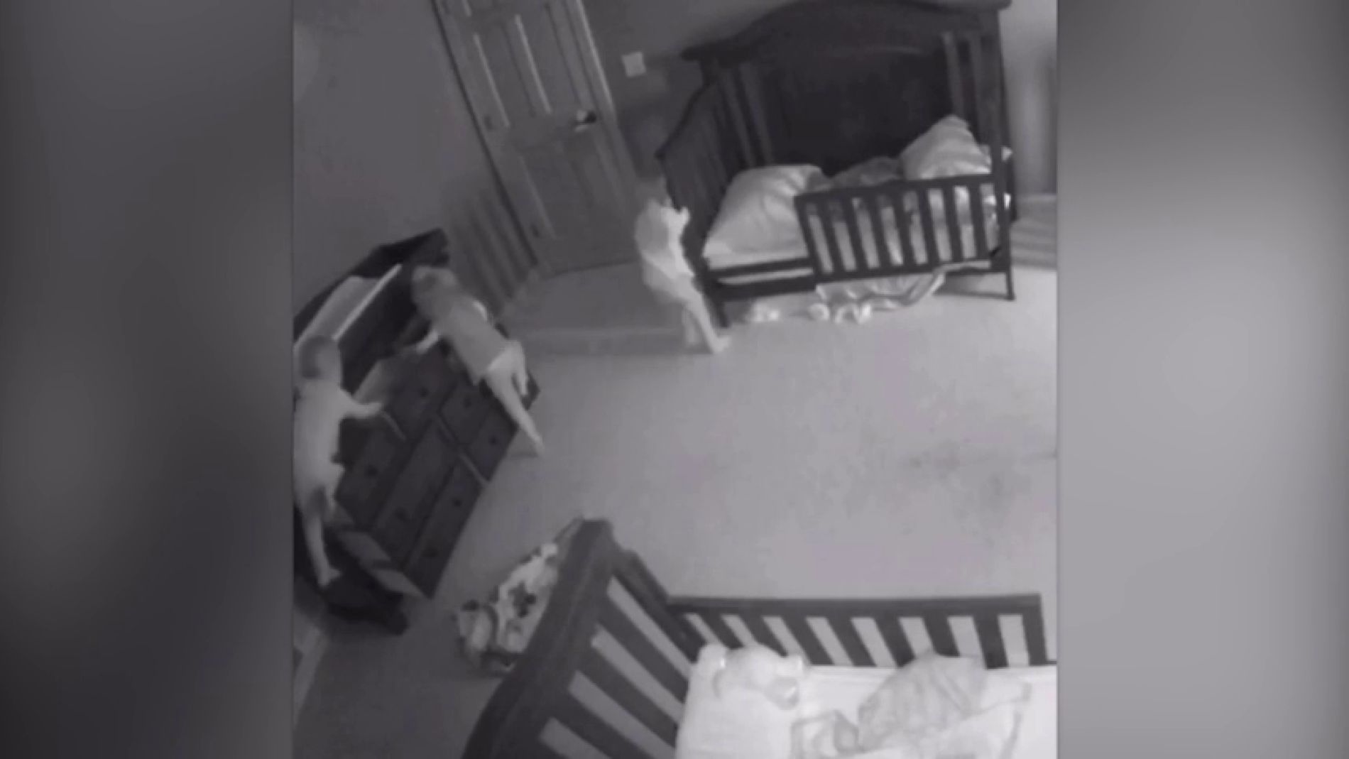 Una c&aacute;mara de seguridad graba el momento en que tres bebes est&aacute;n apunto de morir aplastados por una comoda