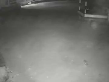 Una cámara de seguridad graba el momento en que un fantasma mueve un camión y abre su puerta