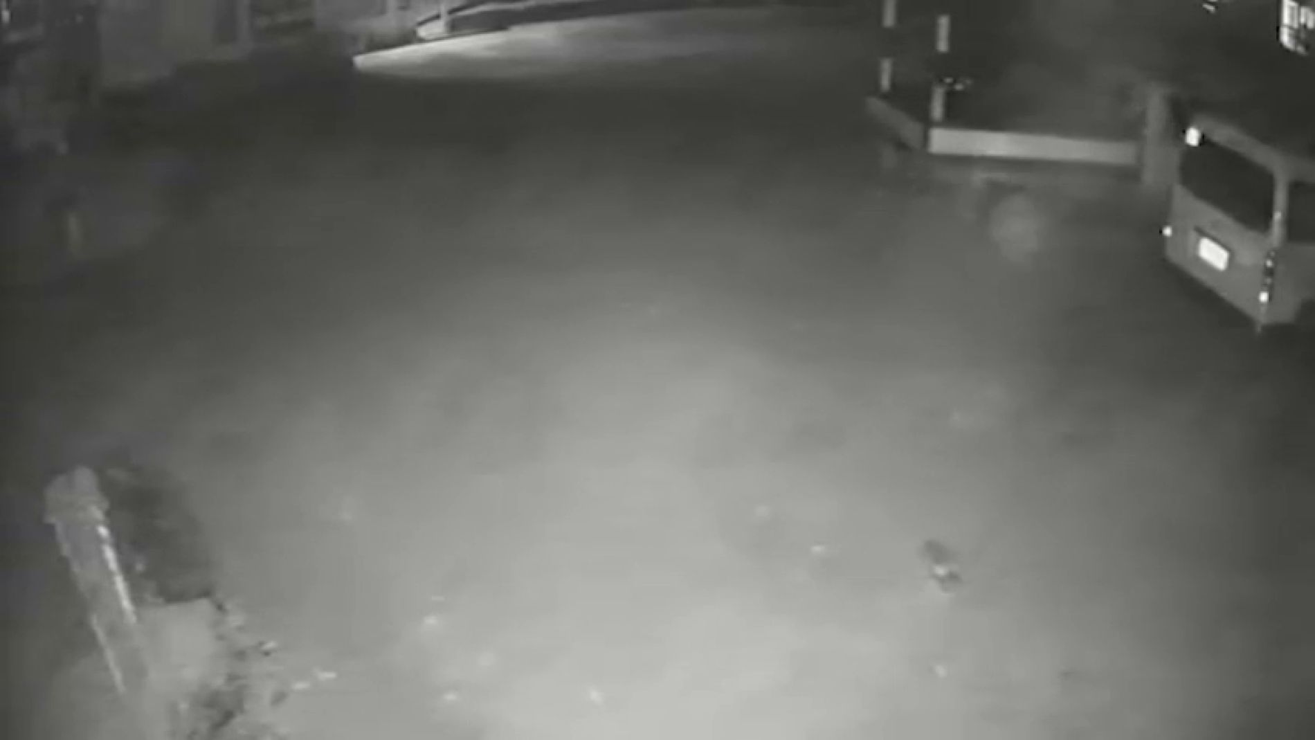 Una c&aacute;mara de seguridad graba el momento en que un fantasma mueve un cami&oacute;n y abre su puerta