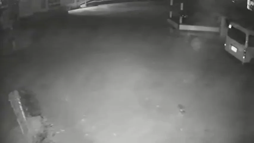 Una cámara de seguridad graba el momento en que un fantasma mueve un camión y abre su puerta Una cámara de seguridad graba el momento en que un fantasma mueve un camión y abre su puerta