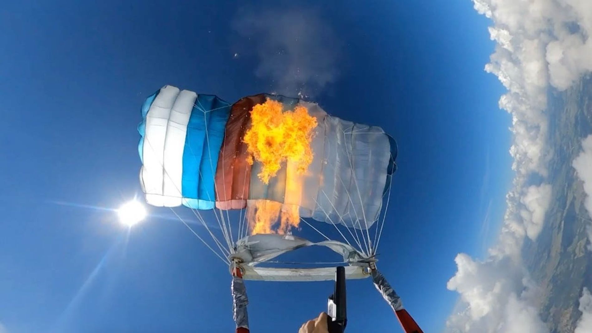 VÍDEO: Un amante de la adrenalina incendia su parapente en mitad del vuelo