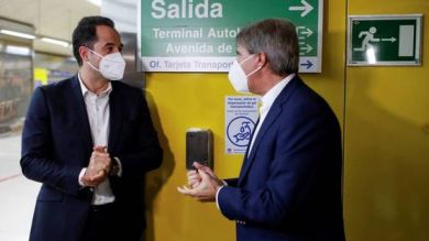 Crónica de la inauguración de un dispensador de gel