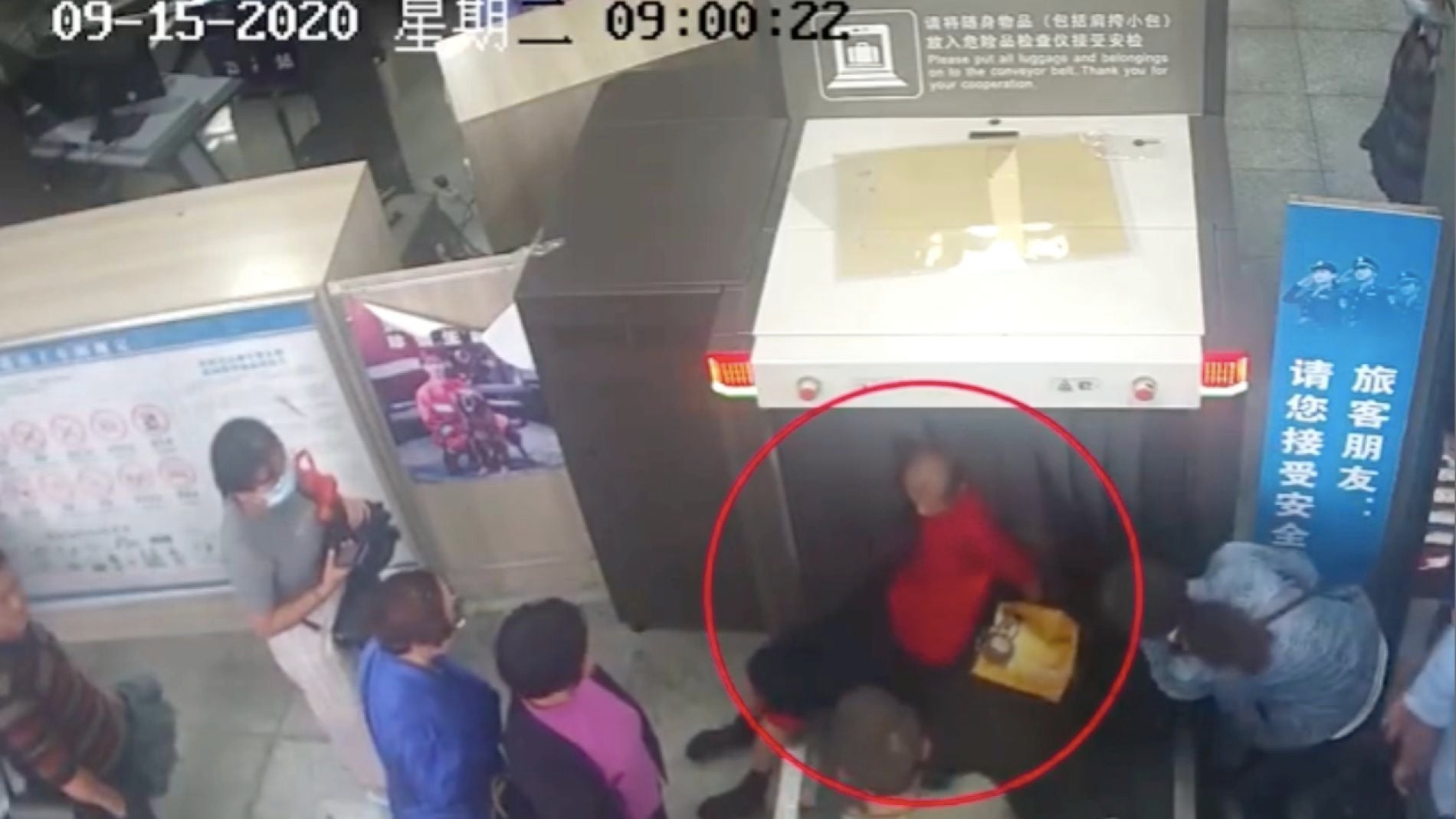 Un hombre se salta la cola subiendo a la cinta de equipaje