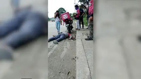 Un hombre finge su muerte para pedirle a su novia que se case con él Un hombre finge su muerte para pedirle a su novia que se case con él