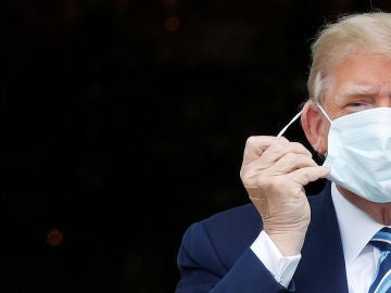 El presidente de los Estados Unidos, Donald Trump, se quita la mascarilla