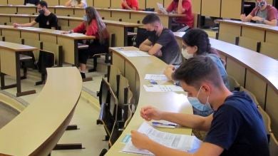 Un profesor manda un email contando que le han disparado, tiene covid y su mujer le ha engañado pero el lunes habrá examen