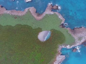 VÍDEO: Descubre una playa escondida dentro de un crater en una isla de México