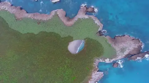 VÍDEO: Descubre una playa escondida dentro de un crater en una isla de México VÍDEO: Descubre una playa escondida dentro de un crater en una isla de México
