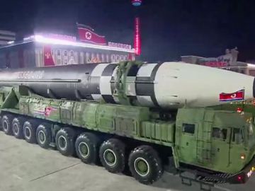 Imagen muestra misiles balísticos intercontinentales Hwasong-15 de Corea del Norte durante desfile militar en Pyongyang