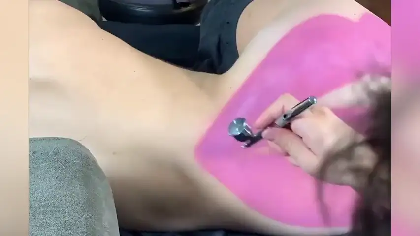Un artista se vuelve viral al pintar unos labios gigantes en el cuerpo de su novia