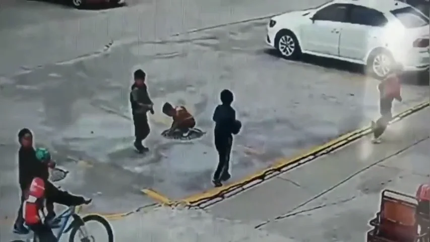 VÍDEO: Tira un petardo dentro de una alcantarilla y sale volando por los aires