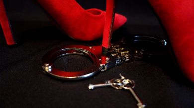 Graban a una dominatrix paseando a un hombre con correa dentro de un supermercado 