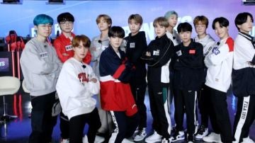 Faker (de rojo) junto a compañeros de equipo y BTS