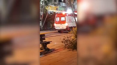 Su dueño de desplomó mientras estaban paseando y este perro no paró hasta que le dejaron acompañarle en la ambulancia