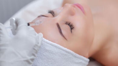 Una influencer muestra la evolución de su rostro después de que el bótox le deformara la cara