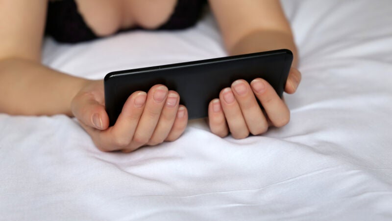 Soy chica hetero y me pone el porno lésbico, ¿es normal?