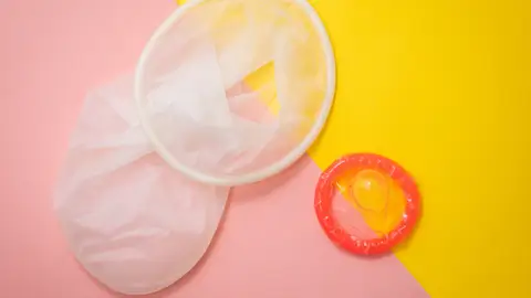 El preservativo femenino consta de dos anillos El preservativo femenino consta de dos anillos