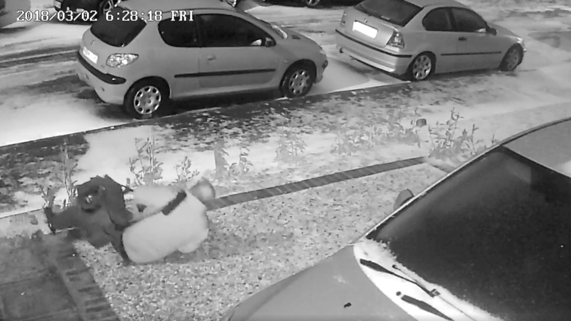 Un hombre se resbala en el suelo helado