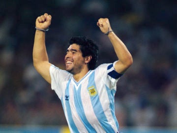 Diego Maradona celebra un gol con Argentina