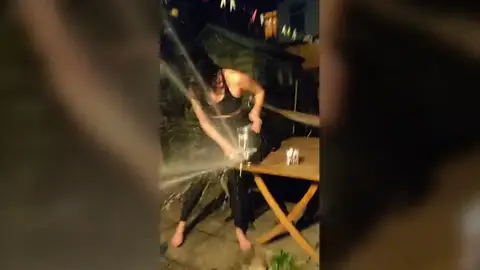 VÍDEO: Intenta servirse una pinta de un barril de cerveza pasado y estalla sobre ella VÍDEO: Intenta servirse una pinta de un barril de cerveza pasado y estalla sobre ella