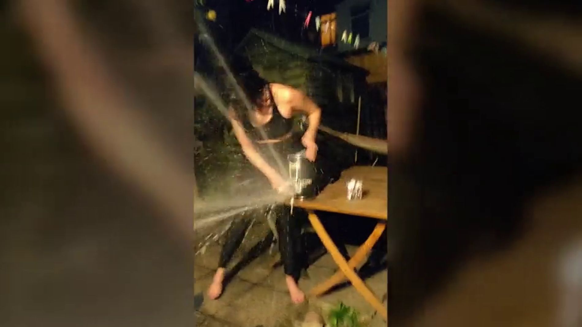 V&Iacute;DEO: Intenta servirse una pinta de un barril de cerveza pasado y estalla sobre ella