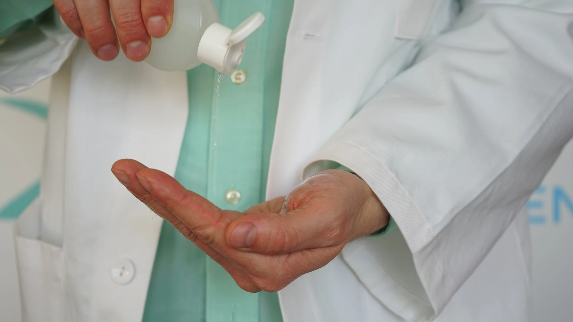 Médico con gel hidroalcohólico Médico con gel hidroalcohólico