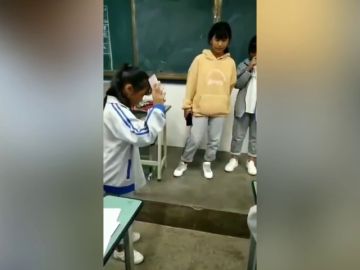 Una profesora obliga a sus alumnas a tirar sus móviles al suelo