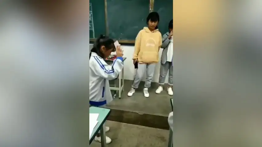 Una profesora obliga a sus alumnas a tirar sus móviles al suelo