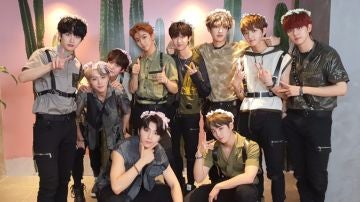 Golden Boy al completo, con Jaehyun a la izquierda del todo
