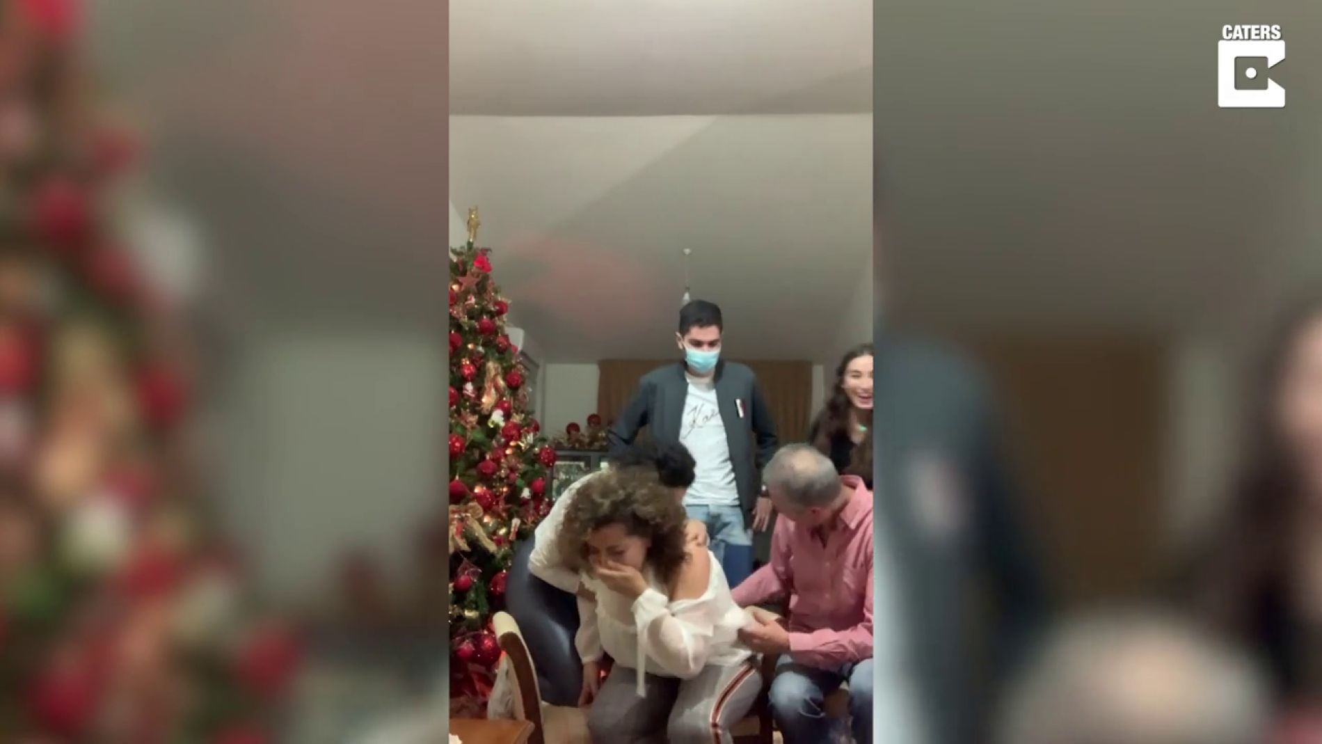 La emocionante sorpresa de un hijo a sus padres durante una foto