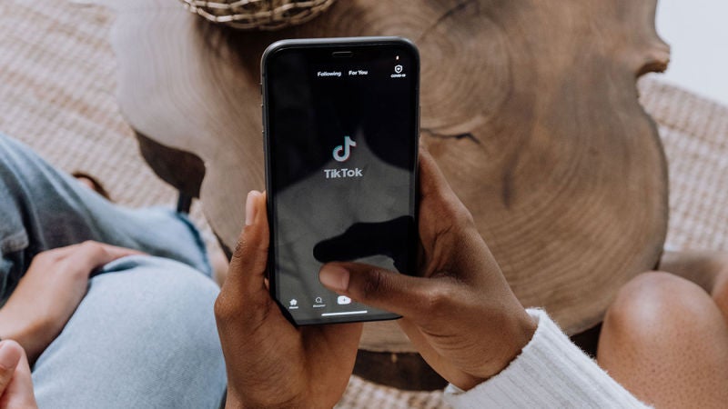 Si te aparece esta advertencia en TikTok es que tu vídeo contiene información engañosa