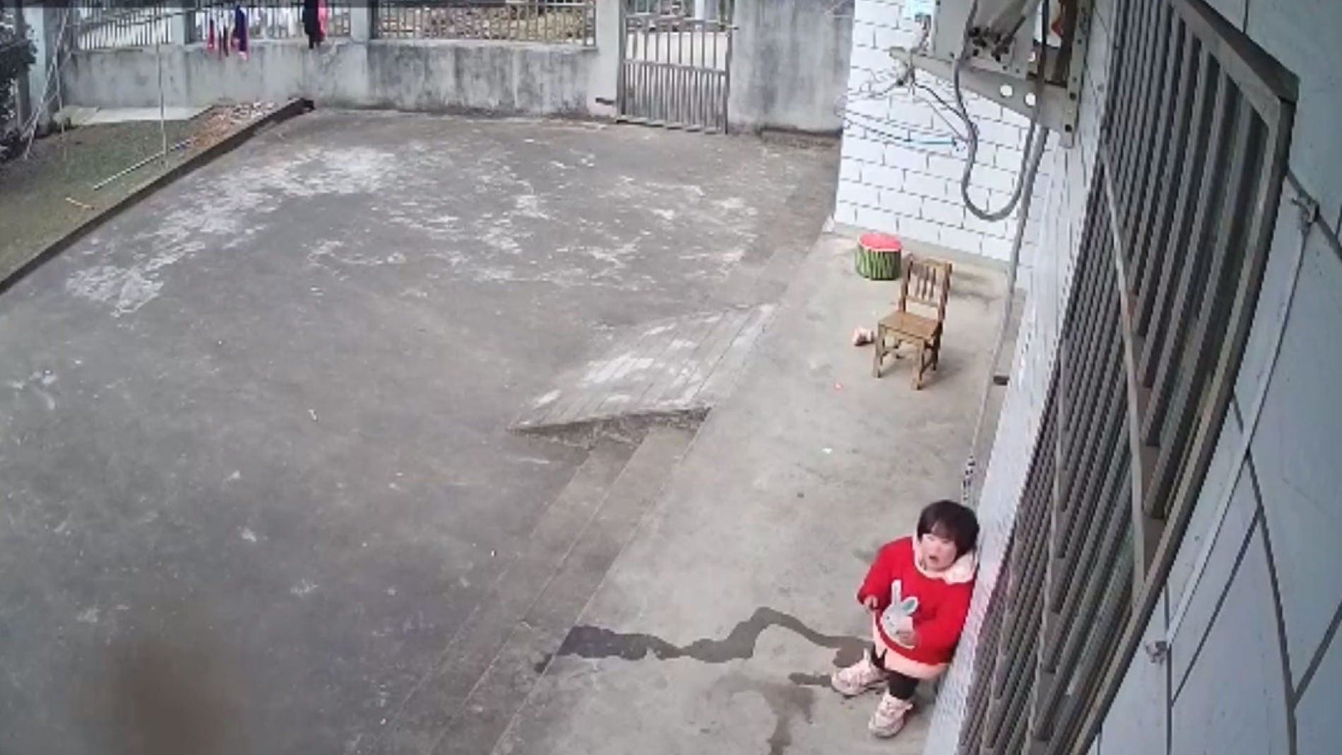 Ni&ntilde;a llamando a sus padres en Anqing, al este de China