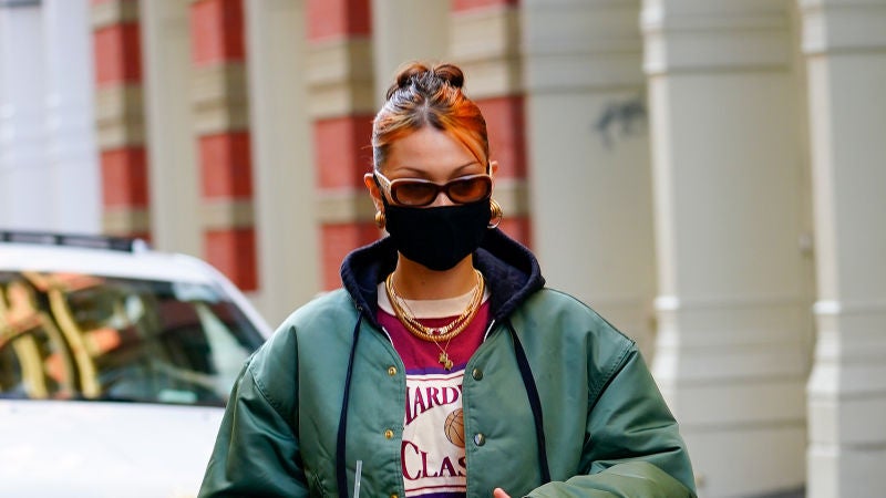 La modelo Bella Hadid dona su ropa de abrigo a las personas sin hogar de Nueva York
