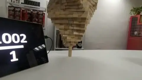 Un friki de Jenga apila 1000 bloques sobre una pieza vertical Un friki de Jenga apila 1000 bloques sobre una pieza vertical