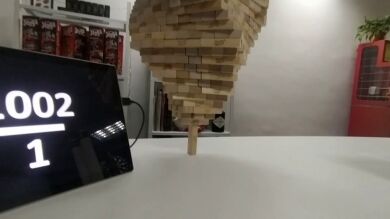 Un friki de Jenga apila 1000 bloques sobre una pieza vertical