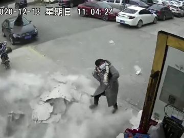 Una mujer esquiva por poco una pared que casi le cae encima
