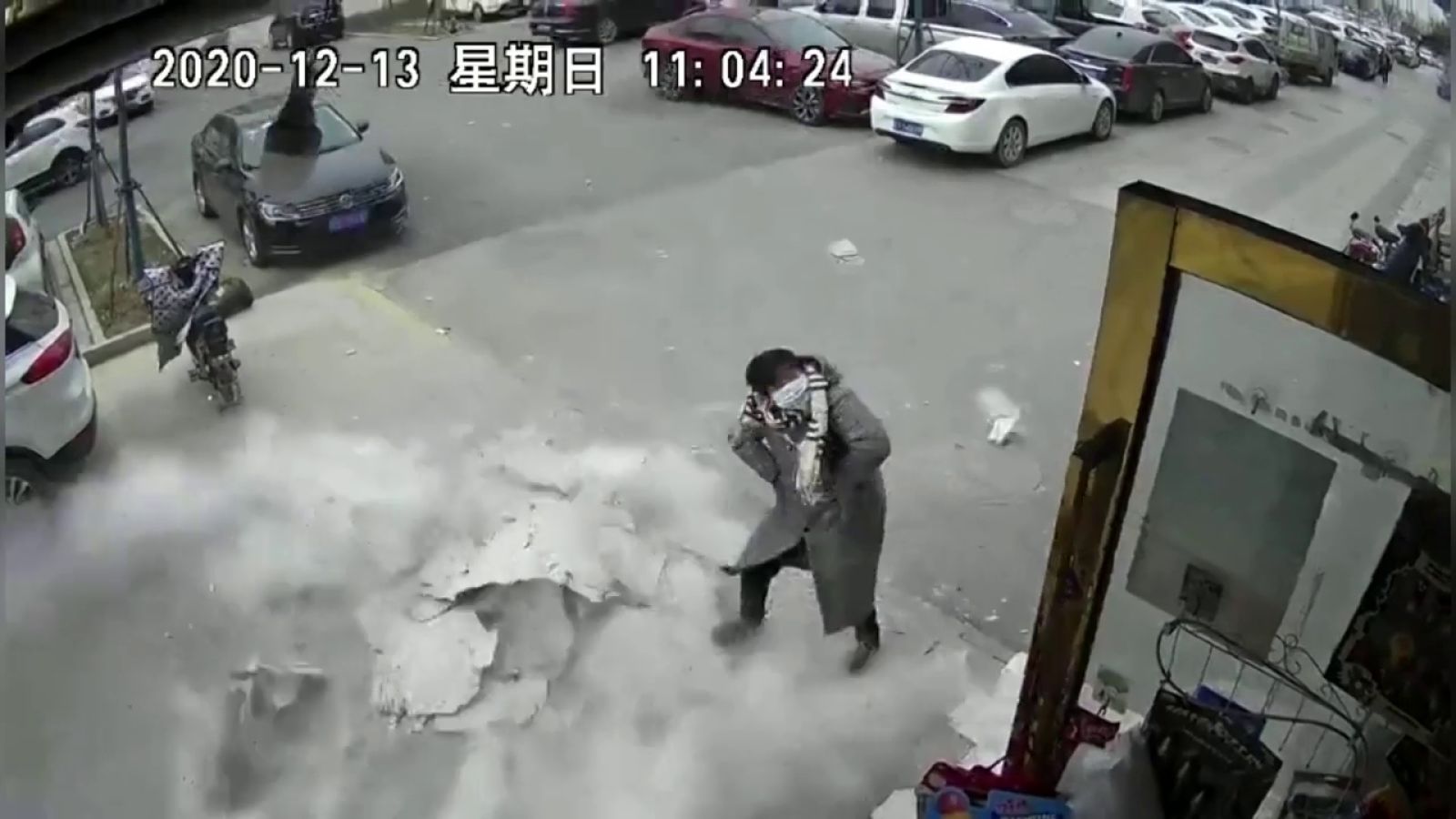 Le cae encima una pared y la esquiva por los pelos