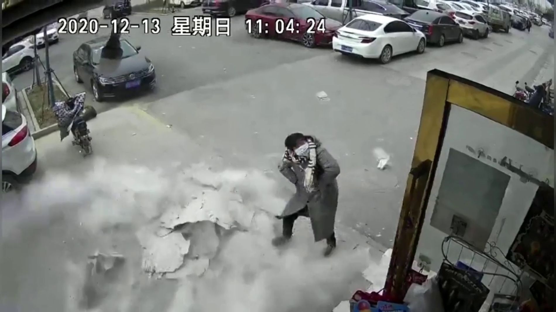 Una mujer esquiva por poco una pared que casi le cae encima