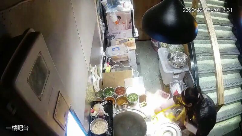 Un bombero fuera de servicio entra en un restaurante para apagar un incendio