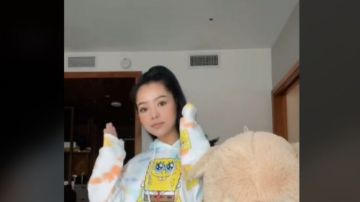 Bella Poarch haciendo el The vivi trend