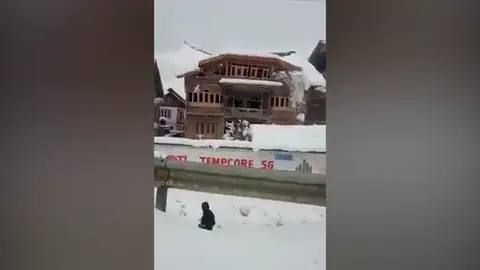 El tejado de una casa en la India se derrumba tras una intensa nevada El tejado de una casa en la India se derrumba tras una intensa nevada