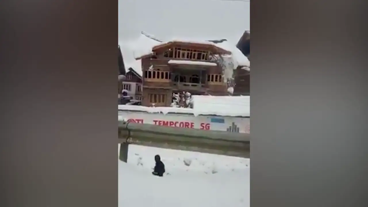 El tejado de una casa en la India se derrumba tras una intensa nevada