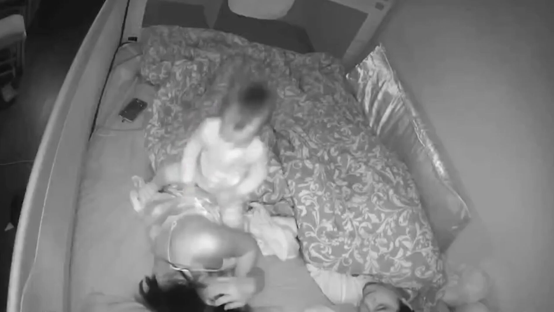 V&Iacute;DEO:Un beb&eacute; inquieto no para de jugar con su madre mientras est&aacute; dormida