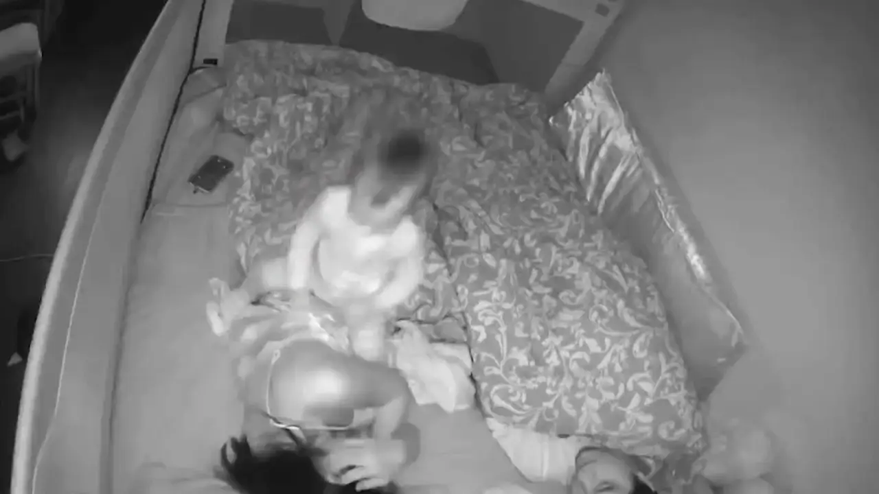 VÍDEO:Un bebé inquieto no para de jugar con su madre mientras está dormida
